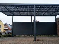 Solar-Carport aus Aluminium in Grau mit seitlicher Wandverkleidung als Bausatz