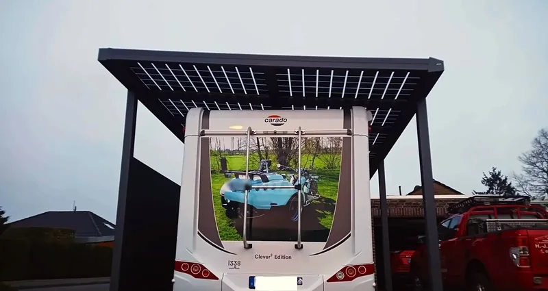 Hoher Solar-Carport aus Aluminium über einem Wohnmobil