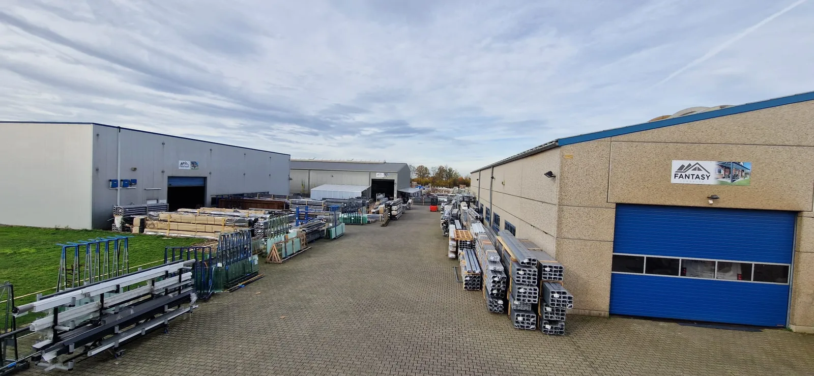 Fantasy Terrasse Werksgelände in Geilenkirchen mit Lager für Aluminiumprofile und Glas