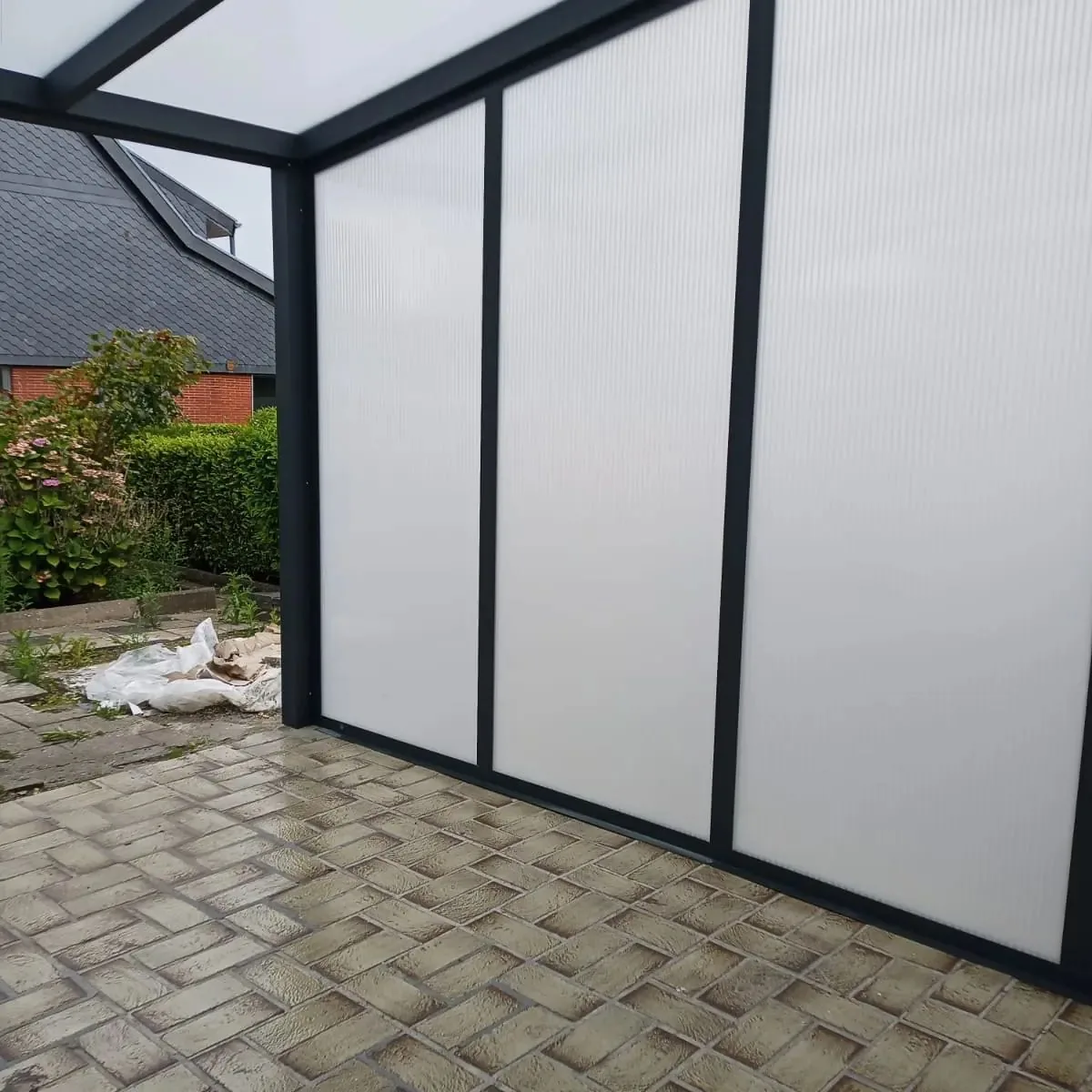 Festverglasung aus mattiertem Polycarbonat als Sichtschutz am Terrassendach