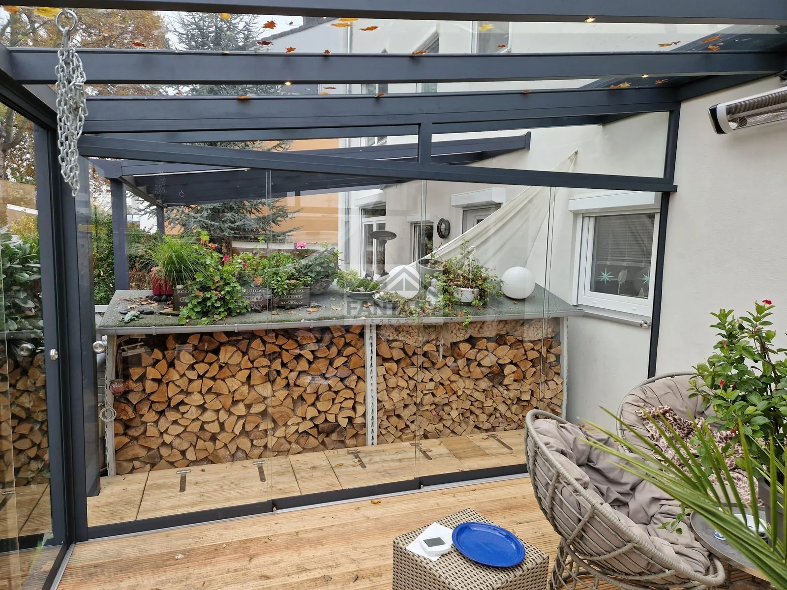 Glasschiebewand mit Keilfenster am Terrassendach
