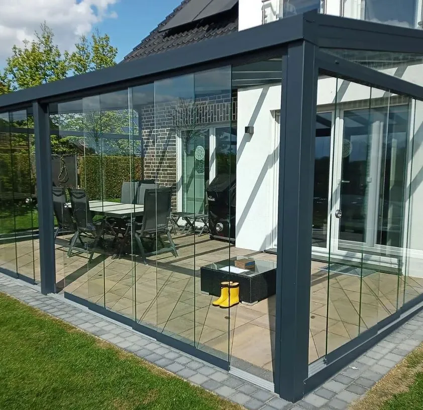 Glasschiebewand Bausatz mit Loungebereich auf der Terrasse