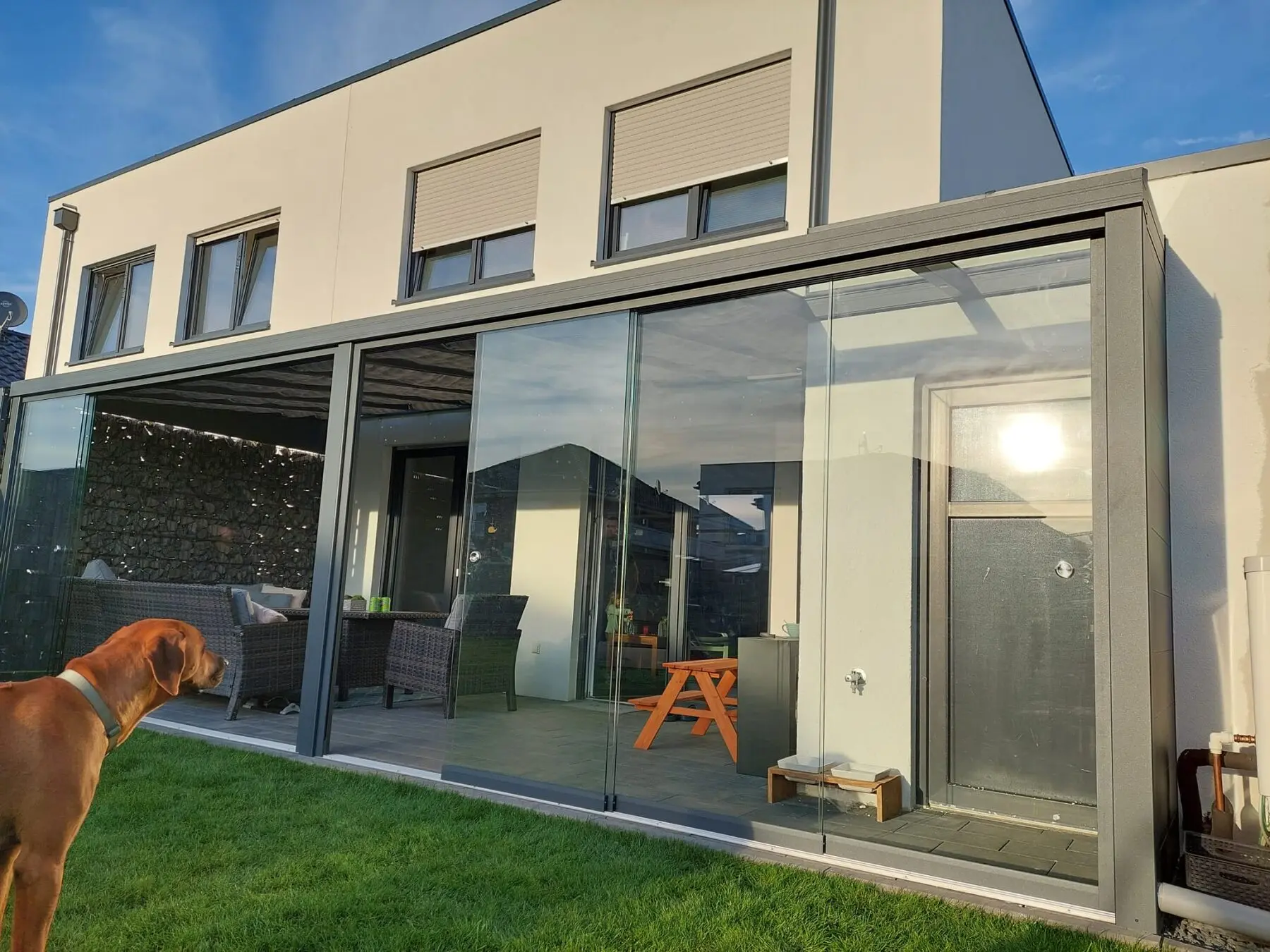 Terrassendach mit weißer Aluminium-Glasschiebewand als Bausatz zur Selbstmontage