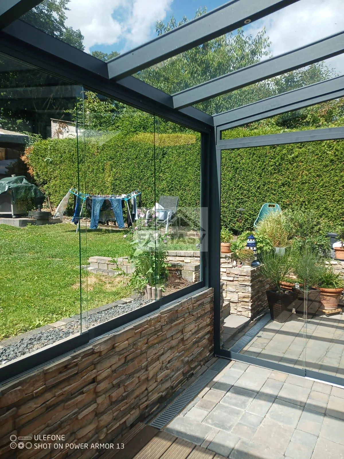 Halbhohe Glasschiebewand am Kaltwintergarten