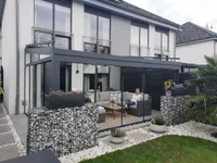 Kaltwintergarten aus Aluminium und Glas in Anthrazit mit umlaufender Verglasung