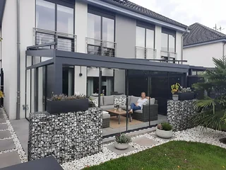 Kaltwintergarten aus Aluminium und Glas in Anthrazit mit umlaufender Verglasung