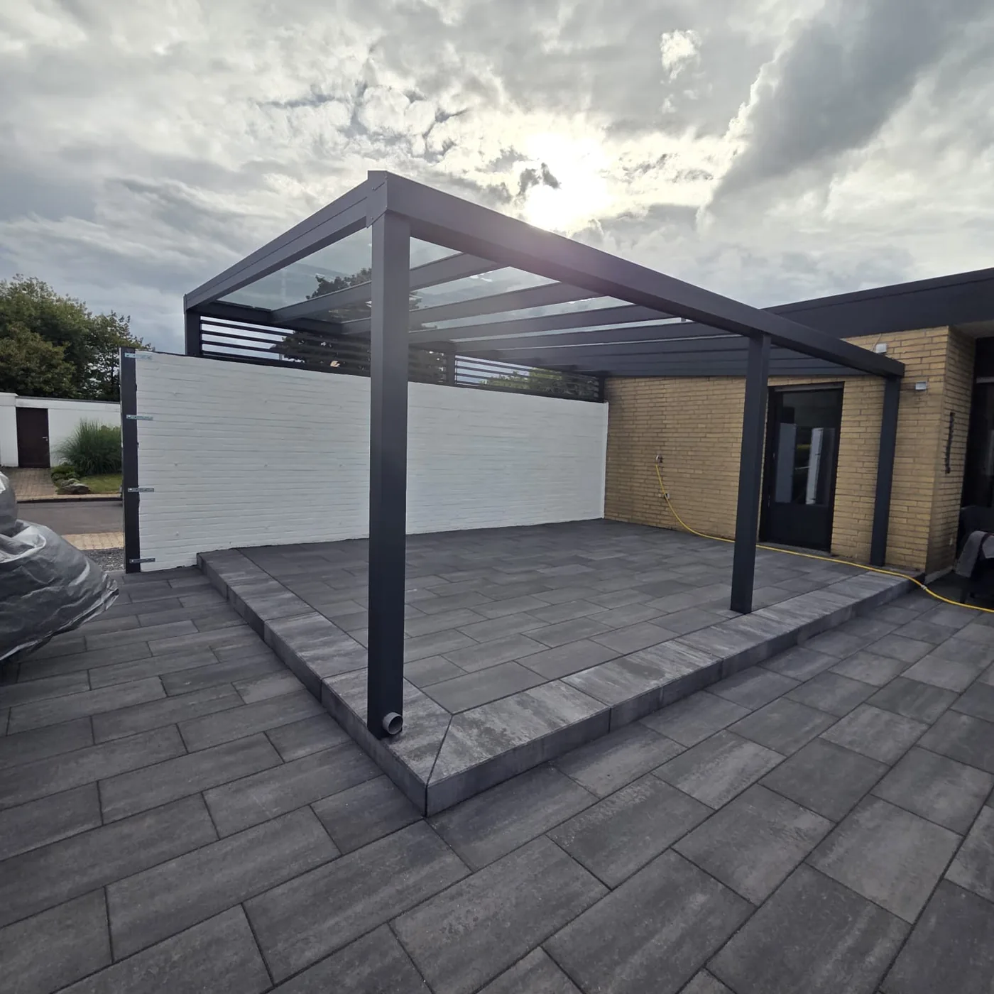 Lamellenwand als Sichtschutz am Aluminium-Terrassendach montiert