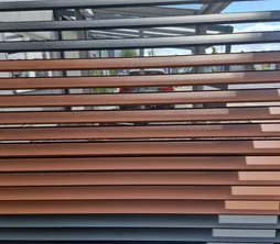 Lamellenwand in Terracotta, Durchblick zwischen den Lamellen