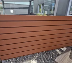Lamellenwand in Terracotta, Frontalansicht der geschlossenen Lamellen