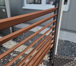 Lamellenwand Nahaufnahme der einzelnen Aluminium-Lamellen