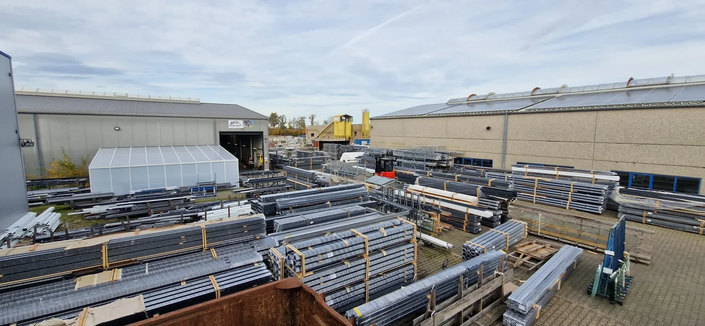 Lagerhof der Terrassendachfabrik in Geilenkirchen mit Aluminium-Profilen für Terrassendach-Bausätze
