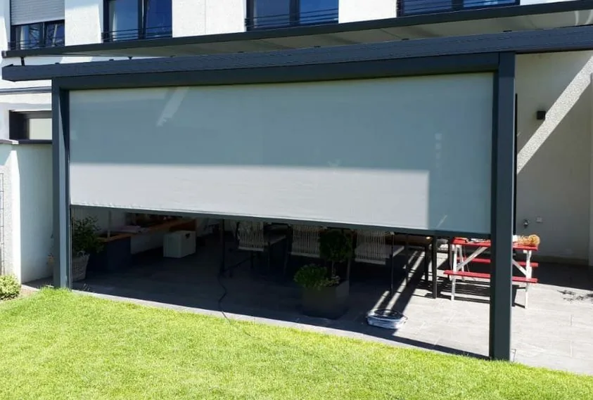 Senkrechtmarkise als Sichtschutz an der offenen Seite eines Terrassendachs