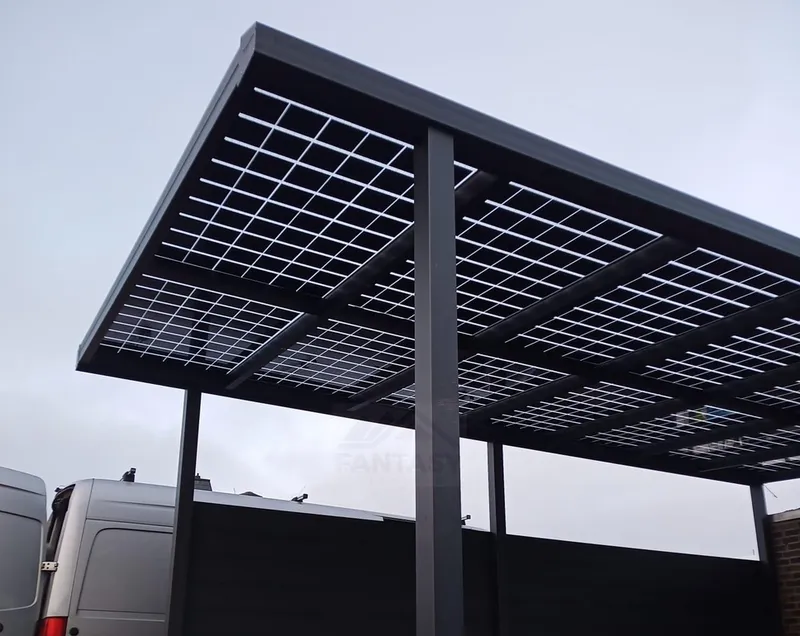 Aluminium-Carport mit PV-Modulen als Dach in der Untersicht, Stellplatz neben einem Transporter