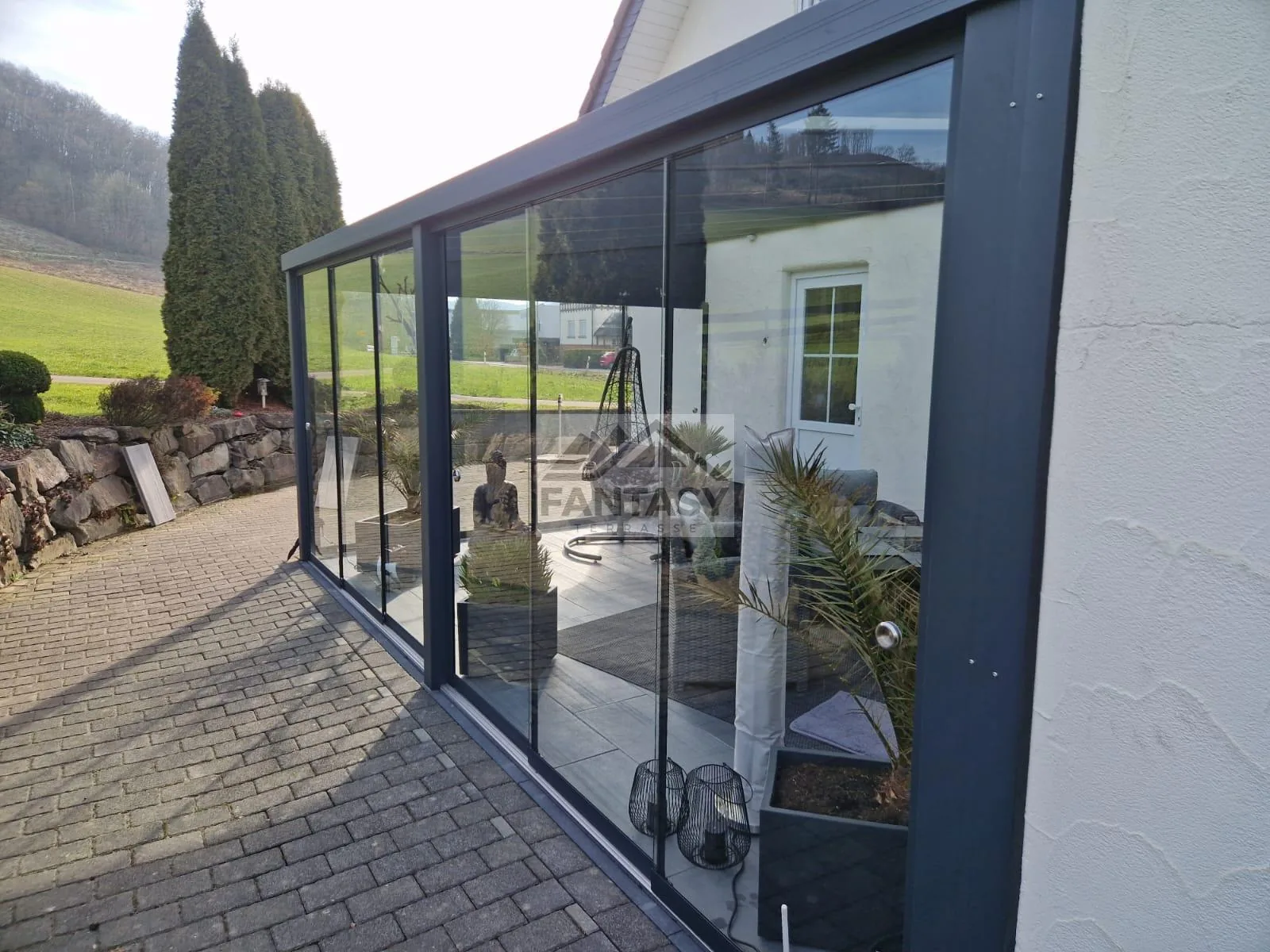 Alu-Terrassendach mit Glasschiebewand in Grau