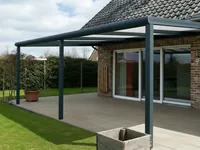 Freistehendes Aluminium-Terrassendach in Anthrazit RAL 7016 auf einer Gartenterrasse