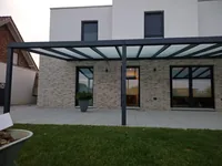 An das Haus angebautes Aluminium-Terrassendach mit Glaseindeckung in Baesweiler