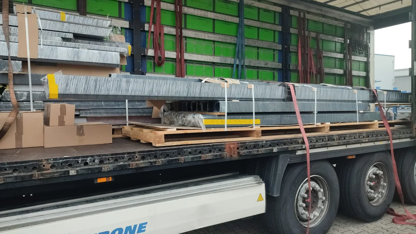 Verpackter Terrassendach-Bausatz mit Aluminium-Profilen bei der Anlieferung per Spedition