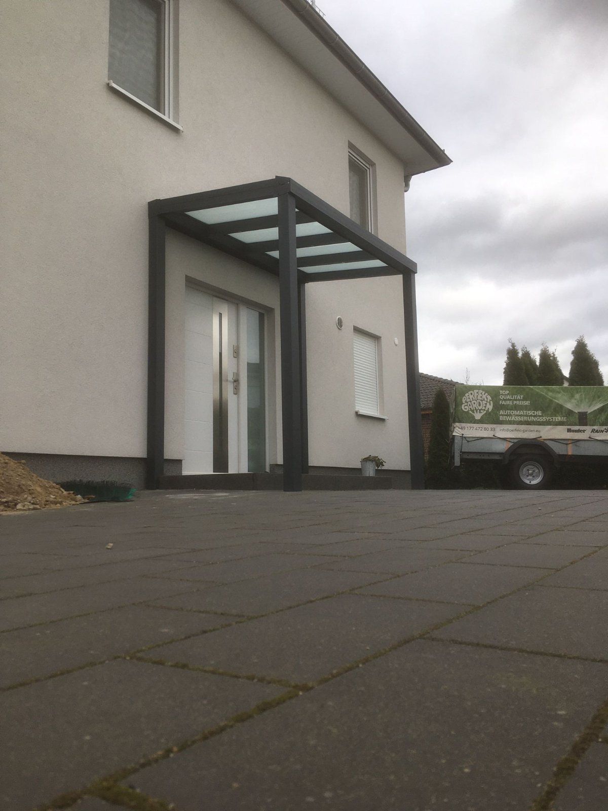 Freitragendes Haustürvordach mit Pfosten in Anthrazit