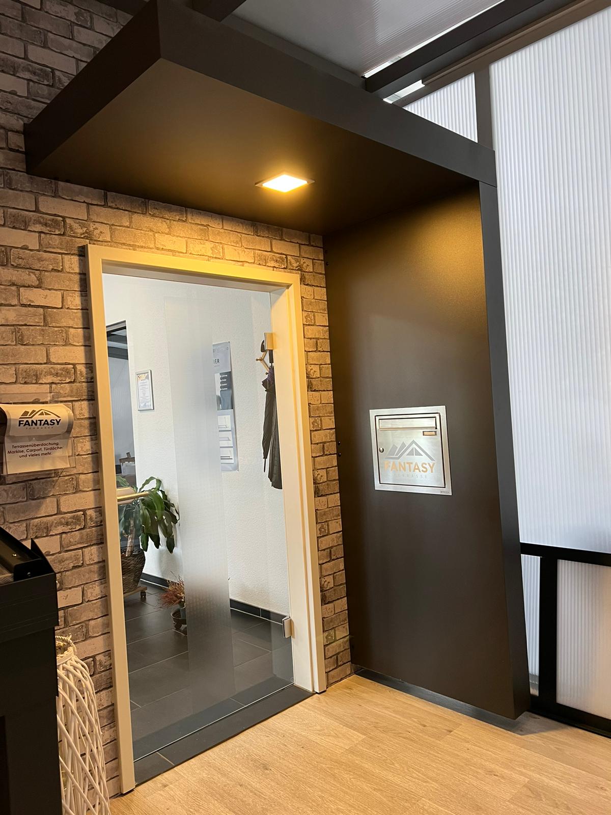 Design Vordach Premium mit LED-Beleuchtung am Eingangsbereich