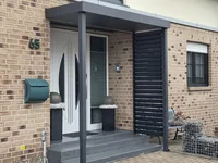 Haustür-Vordach Premium aus Aluminium mit Klarglas über einem Hauseingang
