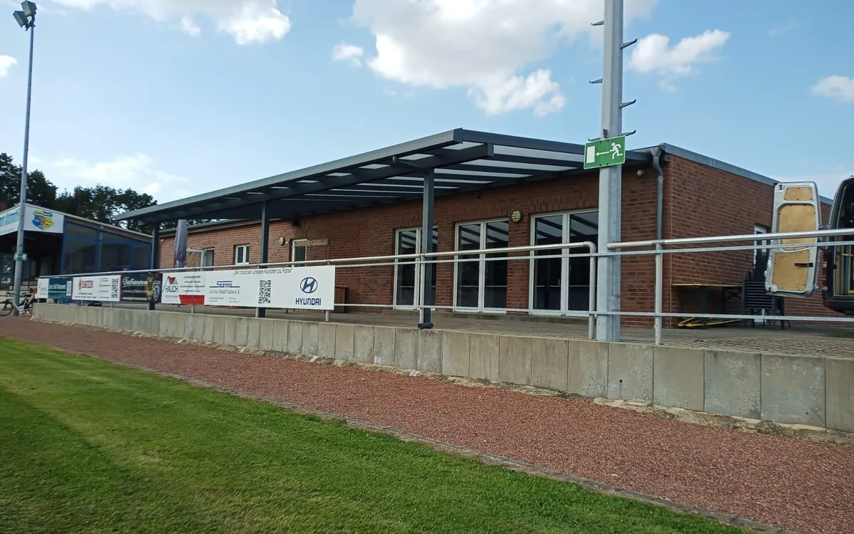 Stabile XXL Aluminium-Terrassenüberdachung mit großer Spannweite in Teveren