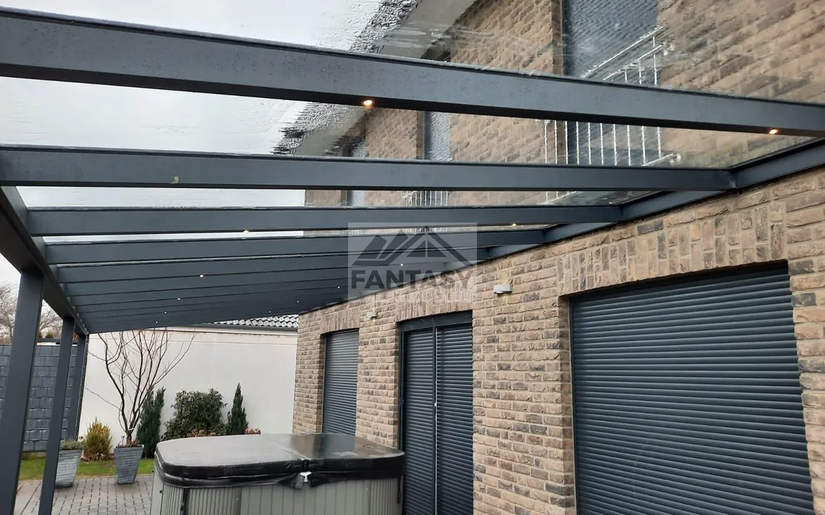 Aluminium-Terrassenüberdachung in RAL 7016 Anthrazit mit pulverbeschichteter Oberfläche