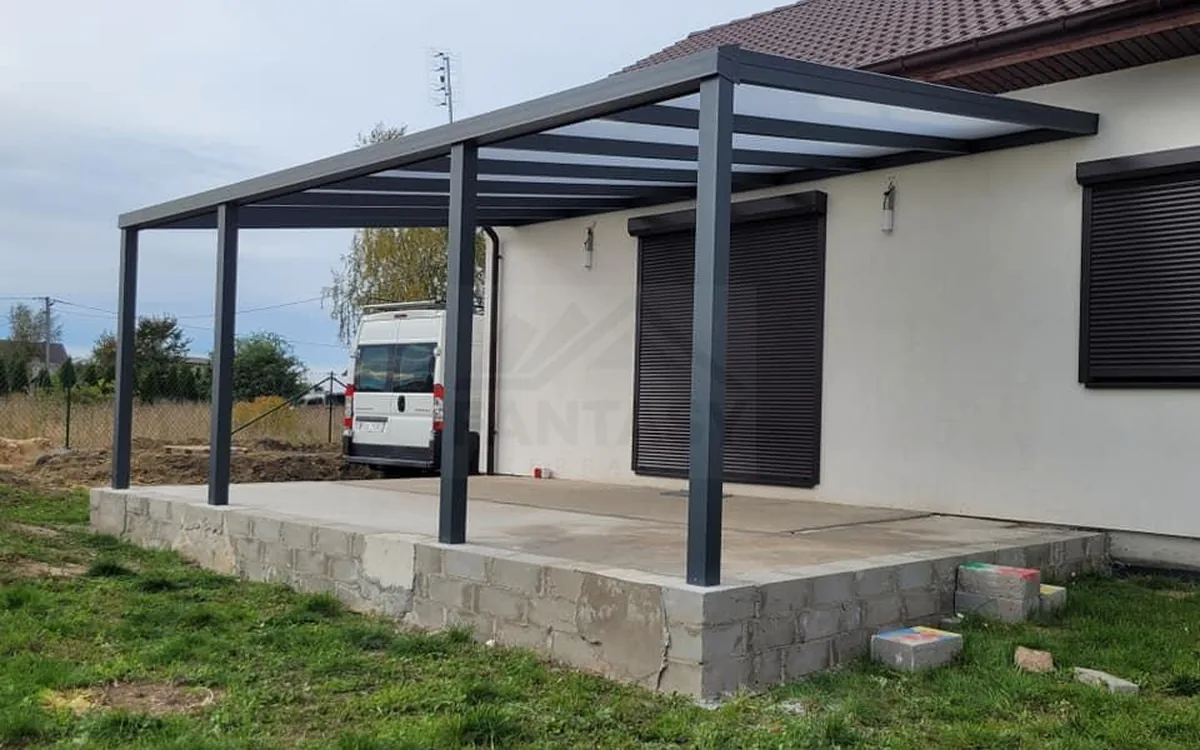 Fertig montiertes Aluminium-Terrassendach in Anthrazit direkt nach dem Aufbau
