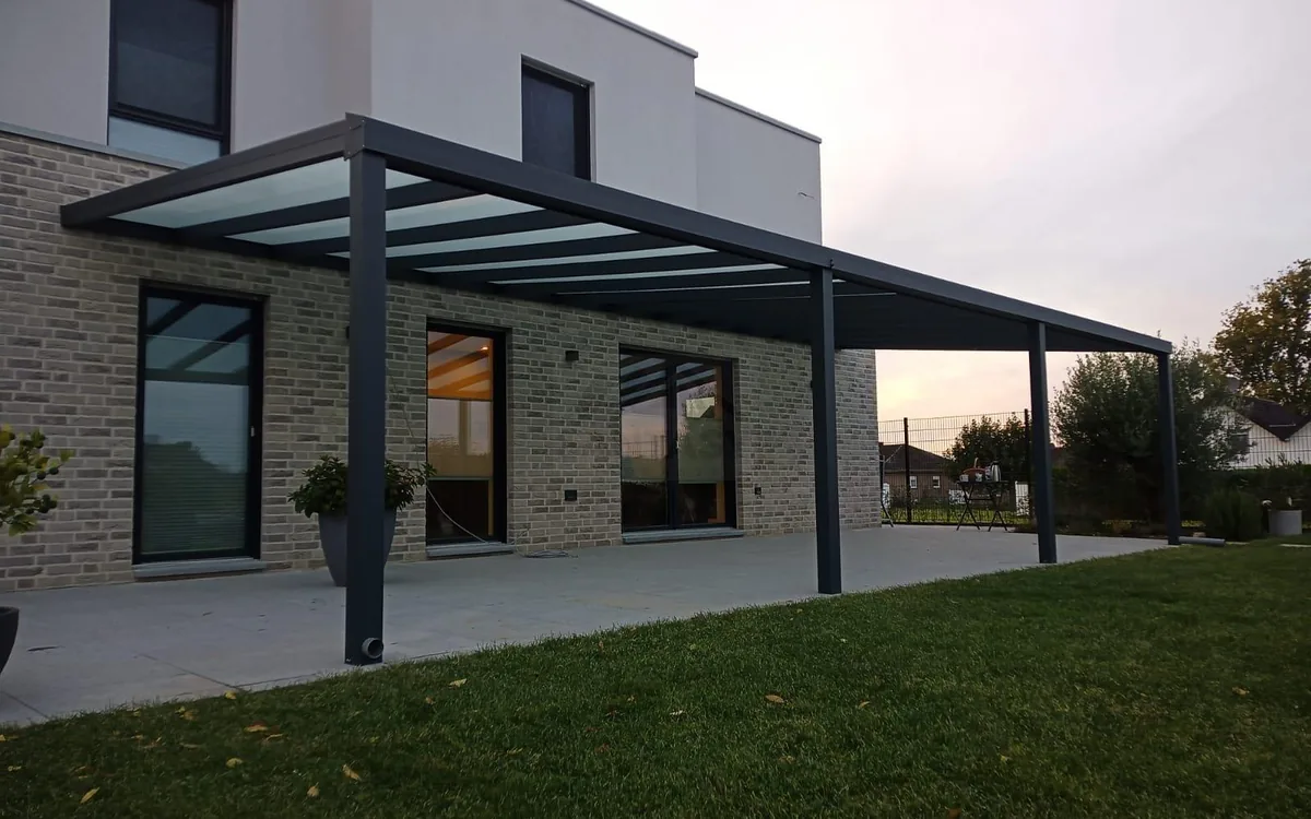 Modernes Wohnhaus mit hochwertiger Aluminium-Terrassenüberdachung in Baesweiler